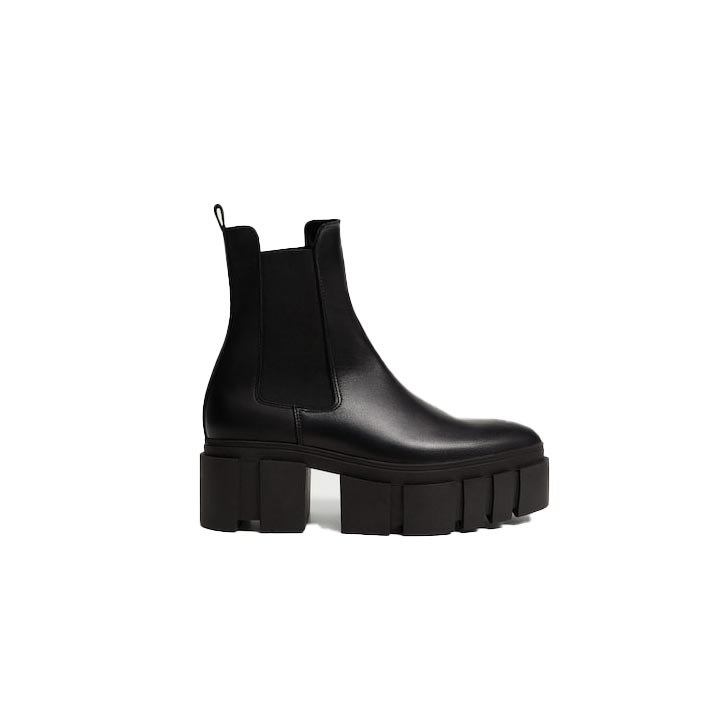 Botas negras con suela track de Mango | La Torre Outlet Zaragoza
